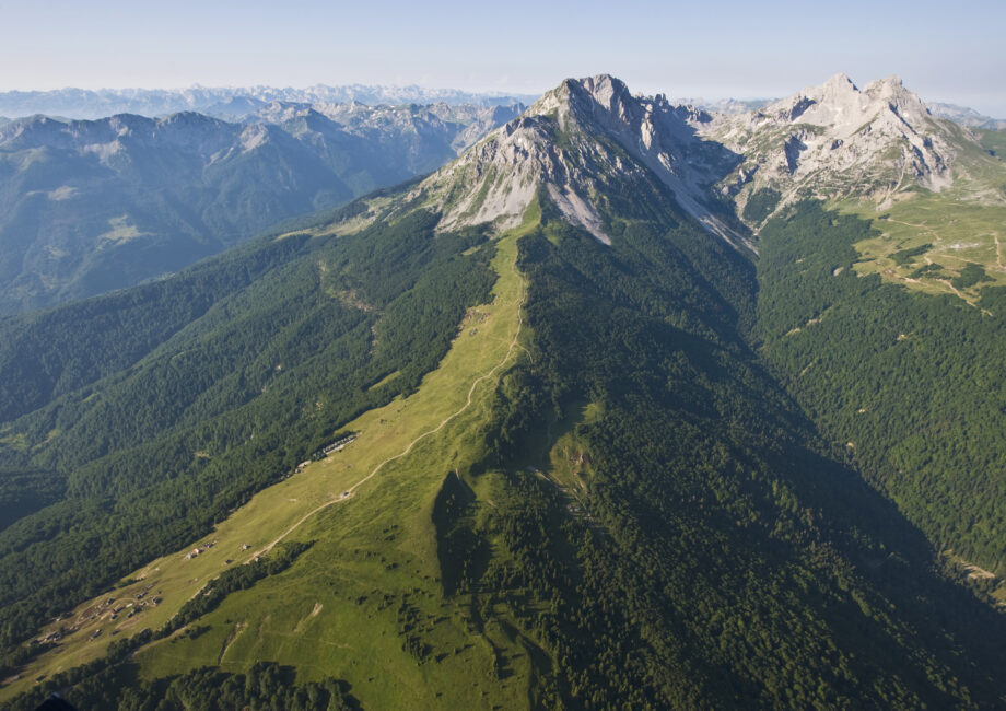 Zakazan memorijal Vasojevickog Koma (Vera Vincek i Pavle Miloševic)
